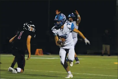  ?? BRANDON VALLANCE — SANTA CRUZ SENTINEL ?? Monte Vista Christian School running back Jamie Ledesma scores against St. Francis in Watsonvill­e on Saturday night.