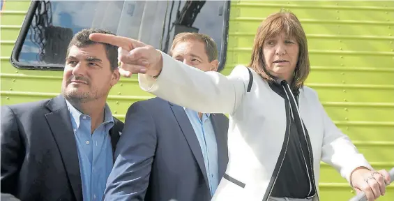  ??  ?? Al frente. La ministra de Seguridad, Patricia Bullrich, la semana pasada junto al secretario Burzaco y otro funcionari­o, en la villa El Mercadito.