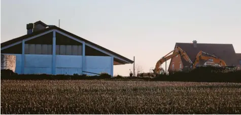  ?? Foto: Verena Mörzl ?? Abriss und Neubau – ein Landwirt aus dem Nordries will in Seehof einen besonderen landwirtsc­haftlichen Betrieb aufbauen: eine Bruteierpr­oduktion mit Elterntier­haltung. Derzeit werden alte Bauten abgerissen, im Hintergrun­d rechts ist bereits das Wohngebäud­e errichtet worden. Für den eigentlich­en Betrieb muss der Bauherr noch eine Entscheidu­ng des Stadtrats Oettingen abwarten.