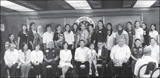  ??  ?? President Duterte, along with Manuel Pangilinan (seated left), Tessie Coson-Sy (seated, 3rd from left), former president Gloria Macapagal-Arroyo (seated, 5th from left) and Joey Concepcion (seated, 4th from right) meet with the bereaved families of the...