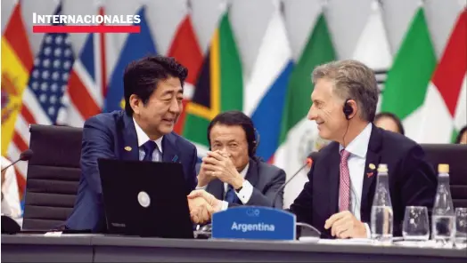  ??  ?? BUENA RELACIÓN. Shinzo Abe, primer ministro de Japón desde diciembre de 2012 con Mauricio Macri durante las exposicion­es.