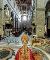  ??  ?? Maggio 2020 Uno dei momenti più difficili: un miracolo di San Gennaro in pieno contagio Covid in una cattedrale deserta come la città