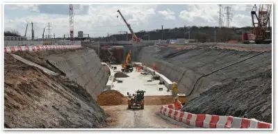  ?? PAUL STEPHEN. ?? Looking south towards what will become the northern portal of the dive-under. More than 900 8-10-metre soil nails have been installed in the approach cutting to secure its steep concrete-sprayed sides.