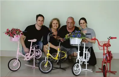  ?? Gina Mardones ?? O casal Sueli e Klaiton Felizardo com os filhos Kléber e Kátia: bicicletas que os quadrigême­os usavam na infância foram restaurada­s