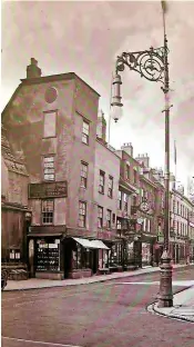  ?? ?? Gloucester’s first electric street lamp stood at the Cross