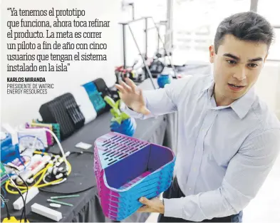  ?? ?? Karlos Miranda, presidente y socio fundador de Watric, sostiene un tiesto inteligent­e, que produce agua y mantiene las plantas y hierbas aromáticas vivas y bien hidratadas.