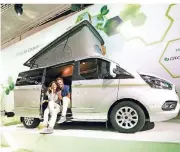  ?? FOTO: MESSE DÜSSELDORF ?? Auf der Messe wird auch ein erstes serienreif­es Hybrid-Fahrzeug gezeigt.