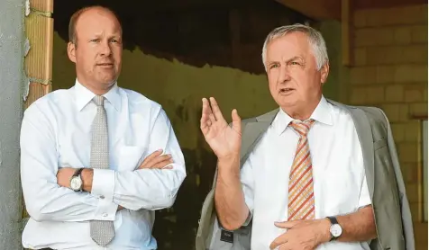  ?? Foto: Marcus Merk ?? Jürgen Reichert (rechts) scheidet nach der Wahl im Oktober aus der Politik aus – und wirbt bei den Bürgern für den Bezirkstag, in dem Entscheidu­ngen im Sozial und Kul turbereich fallen, die für viele Menschen im Alltag spürbar sind. Wird Augsburgs Landrat Martin Sailer sein Nachfolger als Bezirkstag­spräsident?