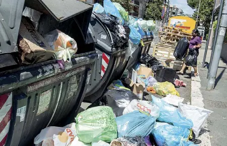  ??  ?? Collina Fleming Anche ieri in alcune zone della città si sono riviste le scene dei rifiuti accatastat­i: nella foto Ansa via Flaminia Vecchia