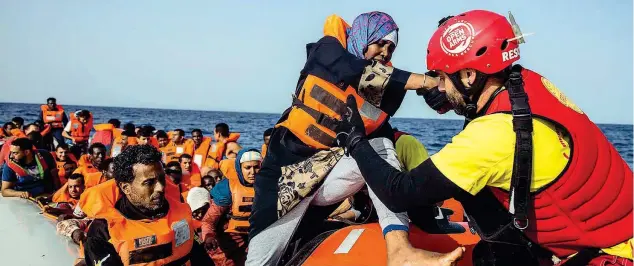  ?? (foto Olmo Calvo / Ap) ?? Al largo della Libia Migranti tratti in salvo dal team di soccorso della Open Arms della Ong spagnola Proactiva Open Arms. Venerdì, davanti alle coste libiche sono morte 100 persone, fra cui tre bambini