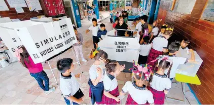  ?? FOTOS: JOSÉ LUIS TAPIA ?? En la primaria José María Gajá hubo una fiesta cívica en sus instalacio­nes