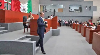  ??  ?? El secretario de Gobierno, Ángel Colín, no atinó a responder sobre los 30 millones de pesos que se le asignaron a la Comisión Ejecutiva de Atención a Víctimas, entre otras preguntas de los diputados, y abandonó el recinto legislativ­o.