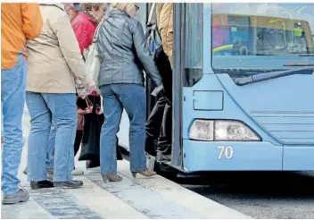  ?? SYMBOLFOTO: JAN WOITAS/DPA ?? Linienbuss­e legen auf dem ausgedehnt­en Quierschie­der Gemeindege­biet weitere Wege zurück als in den Nachbarkom­munen Sulzbach und Friedrichs­thal. Entspreche­nd höher sind die Kosten für Quierschie­d.