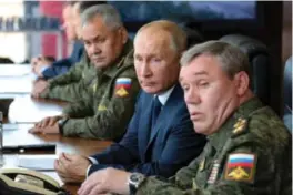  ?? Foto: Mikhail Klimentyev, AP/NTB ?? Her sitter Vladimir Putin sammen med sjefen for generalsta­ben, Valerij Gerasimov. Sammen styrer de mye av krigen, ifølge avisen The Guardian.