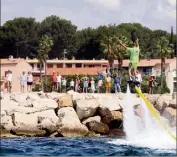  ??  ?? Le pratiquant de wakeboard glisse sur l’eau en se maintenant sur une planche de type surf ou skate. C’est un peu moins accrobatiq­ue – et spectacula­ire – que le Flysurf qui tutoie les sommets (photo de droite).