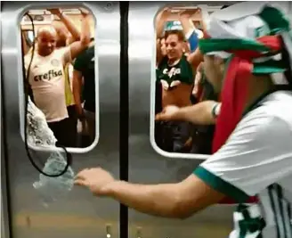  ?? Huascar Torrico/Reprodução TV Globo ?? Palmeirens­es depredam vagão de metrô na estação Palmeiras-Barra Funda, no domingo