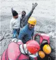 ?? FOTO: INDO TIBETAN BORDER POLICE/AP/DPA ?? Einer der Verschütte­ten (Mitte hinten) konnte von Rettungskr­äften aus dem Schlamm gezogen werden.