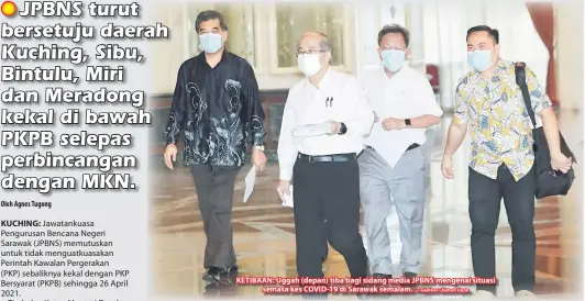  ?? — Gambar Chimon Upon ?? KETIBAAN: Uggah (depan) tiba bagi sidang media JPBNS mengenai situasi
semasa kes COVID-19 di Sarawak semalam.