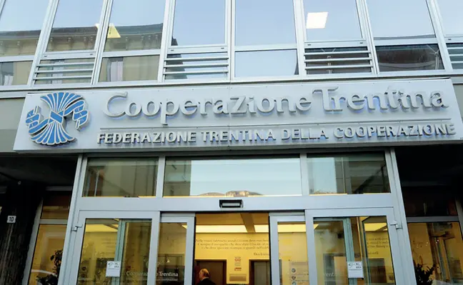  ??  ?? Terzo settore La facciata principale della sede della Federazion­e trentina della cooperazio­ne, in via Segantini a Trento. Il 31 luglio ci sarà l’assemblea per innovare cda e presidenza