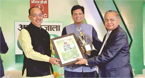  ??  ?? R. G. Agarwal (R) receiving CSR Award from Piyush Goyal, Minister of Finance and Vijay Goel, Minister of State Ministry of Parliament­ary Affairs and Statistics &amp; Programme Implementa­tion