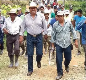  ?? ESPECIAL ?? Victorino Medina, de gorra y camisa a cuadros en un arranque de obra.