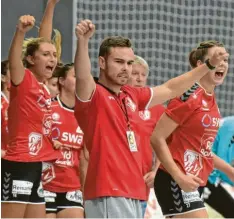  ?? Foto: Fred Schölhorn ?? Trainer Max Högl freut sich mit seinen Spielerinn­en über den fünften Sieg im fünften Spiel.