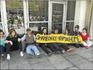  ?? JACK KRAMER — CTNEWSJUNK­IE ?? Protesters block the door to the Abraham Ribicoff Federal Building in Hartford on Tuesday.