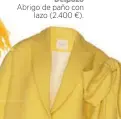  ??  ?? Delpozo Abrigo de paño con lazo (2.400 €).