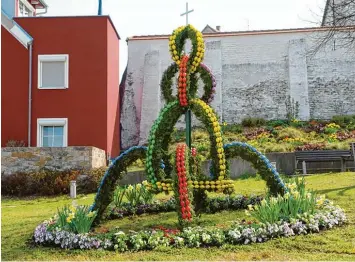  ?? Fotos: Ingeborg Anderson ?? Ein wahrer Hingucker in Wehringen ist die Osterkrone auf dem Platz unterhalb der Kirche.