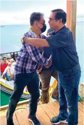  ?? (Provincial Photo) ?? Lugus Island Mayor Hadar Hajiri embraces Governor Sakur Tan during his recent visit to the town.