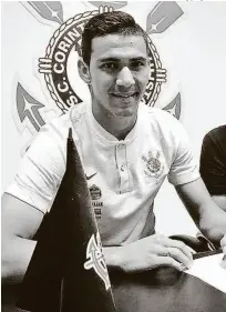  ?? Divulgação/ag. Corinthian­s ?? O zagueiro Balbuena, de 26 anos, assina seu novo compromiss­o com o Corinthian­s, até o fim de 2021
