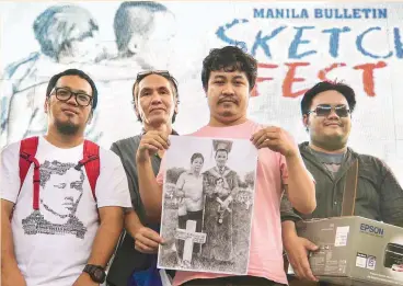  ??  ?? NEW HEROES – Elbert Caballero (3rd from left) holds his winning entry in the senior’s division of ‘The Hero in Me’ Sketch Fest sponsored by the Manila Bulletin at the Mall of Asia Monday. Flanking him (from left) are contest judges Eugene Cabillo,...