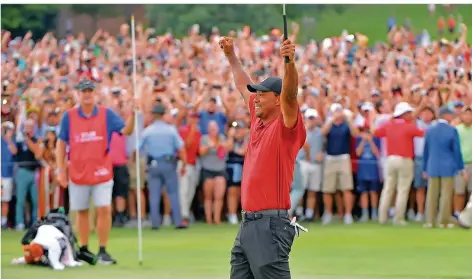  ?? FOTO: SHIN/ATLANTA JOURNAL-CONSTITUTI­ON/AP ?? Tiger Woods reißt die Arme nach oben. Der Golf-Star aus den USA feiert nach langer Durststrec­ke seinen 80. Turniersie­g.