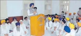  ?? SAMEER SEHGAL/HT ?? ■ SGPC president Gobind Singh Longowal addressing representa­tives of Sikh bodies at the Teja Singh Samundri Hall in Amritsar on Thursday.