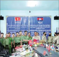  ?? MONDULKIRI POLICE ?? Mondulkiri provincial police and their Vietnamese counterpar­ts meet to strengthen their cooperatio­n on Monday.