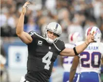  ?? DAN HONDA/STAFF ?? Raiders quarterbac­k Derek Carr pumps up the crowd after throwing a touchdown pass against the Bills in the second half.