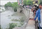  ?? HT PHOTO ?? Crowd around the Kartarpura nullah in Jaipur on Friday.