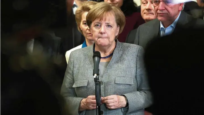 ?? Foto: Sean Gallup, Getty Images ?? Es ist die Nacht zum Montag, und Angela Merkel hat gerade ein paar Tränen verdrückt. Das Experiment Jamaika ist fehlgeschl­agen.