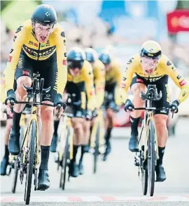  ?? VINCENT JANNINK / AFP ?? Gesink i Roglic encapçalen l’arribada del Jumbo a meta