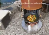  ??  ?? Kochen im Freien und das über einem sicheren Feuer.