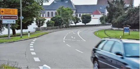  ?? Archivfoto: Wolfgang Widemann ?? Rund 8,80 Meter breit ist die Hauptstraß­e in Kaisheim an der Kreuzung mit der Hafenreute­r Straße (links) und der Ulrichstra­ße. Nach dem Umbau soll die Ortsdurchf­ahrt schmäler sein. Der Zaun samt Stützmauer im Hintergrun­d zur Justizvoll­zugsanstal­t hin...