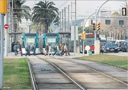  ?? INMA SAINZ DE BARANDA ?? El proyecto de la unión de las dos líneas del tranvía suscita muchas controvers­ias