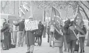  ??  ?? Los manifestan­tes pro-Brexit y anti-Brexit se reúnen en las aceras fuera del parlamento en Londres./Foto:AP