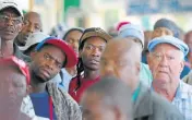  ?? Picture: JAMES OATWAY ?? RECESSIONA­RY TIMES: People queue to receive Unemployme­nt Insurance Fund payments