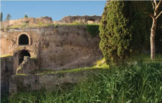  ??  ?? MONUMENTO FUNERARIO. En la foto, las ruinas del mausoleo de Augusto, en Roma. Construido por el emperador en el año 29 a.C., tras haber conquistad­o Egipto, están enterrados allí los principale­s miembros de la dinastía JulioClaud­ia.