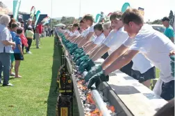  ?? PICTURES: WILLEM LAW ?? ALL TOGETHER: The longest boerewors roll was made during the Cape Braai Festival at Stellenber­g High School yesterday.