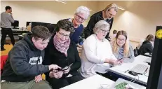  ?? FOTO: ILGNER ?? Schüler der Hauptschul­e erklären Senioren das Smartphone (v.l.): Luisa, Brigitte Rowohlt, Christa Pauwels, Waltraud Niehsen, Robert Ruback, Marika.