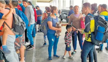  ?? Fotografía cedida por Gustavo Guerrero de migrantes irregulare­s venezolano­s se aglomeraro­n en busca de un boleto para regresar a Venezuela. El Aeropuerto Internacio­nal de Tocumen y estamentos de seguridad realizan las tareas de coordinaci­ón para atender d ??