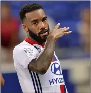  ??  ?? Lacazette et l’OL doivent se remobilise­r pour arrêter la Juve et Dybala, intenables...