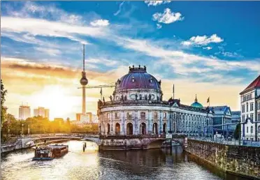  ??  ?? Die Museumsins­el in Berlin beherbergt das berühmte Pergamonmu­seum und das Bode-museum. Foto: Seanpavone­photo